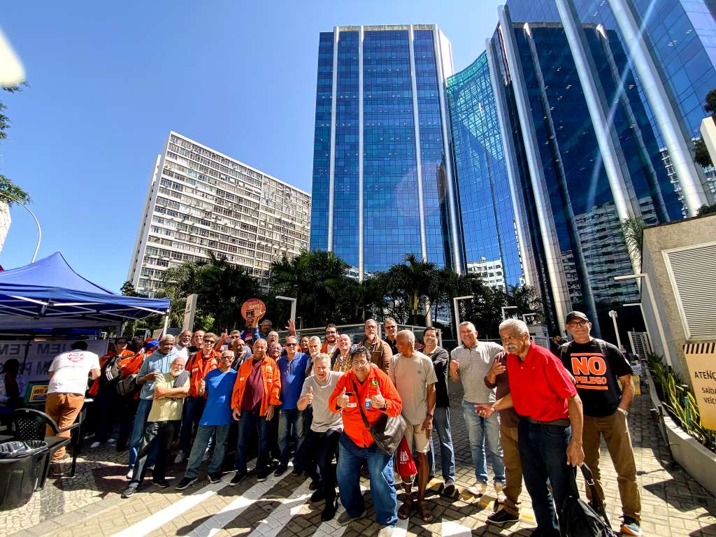 Parte da delegação de Duque de Caxias se uniu para tirar foto no ato. Sindicato disponibilizou transporte para quem necessitou.